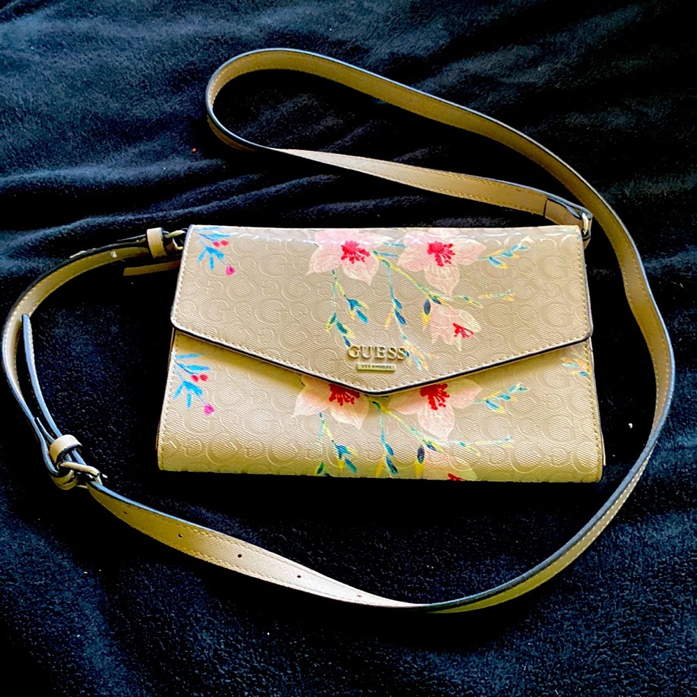 Guess crossbody bag. In EUC ❤️